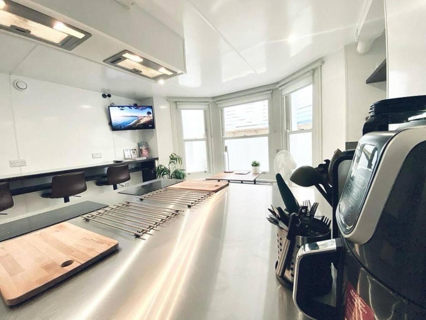 Apt 12 Luxury Living Chic Studio Steps From Beach Brighton Екстериор снимка